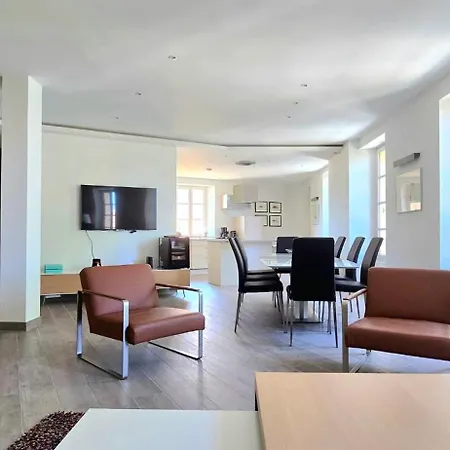 Apartment Chic Duplex In With Parking